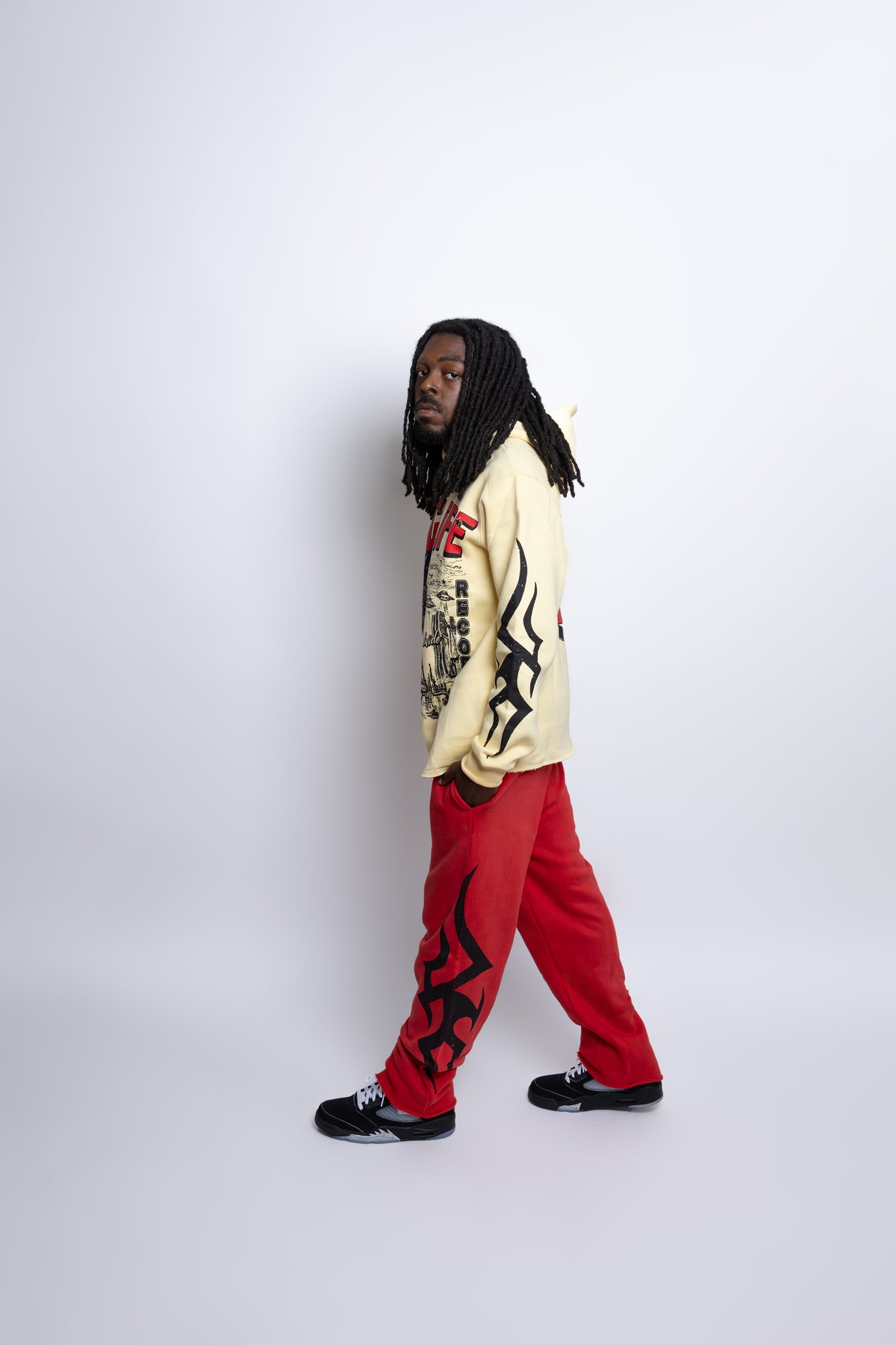 CREAM/RED SWEAT